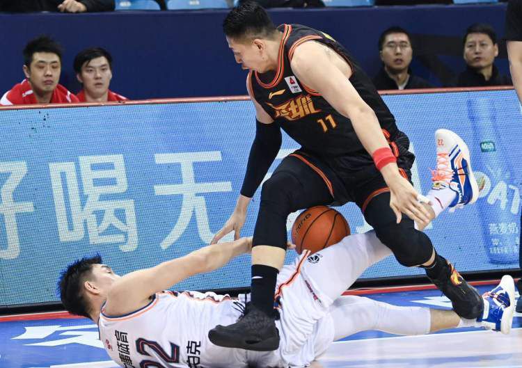 意甲前瞻：尤文图斯 VS 那不勒斯时间：2023-12-09 03:45尤文图斯目前积33分暂列积分榜第2，距离榜首的国米仅有2分差距，此役球队的抢分战意毋庸置疑，尤文图斯在最近的一轮联赛客场2-1击败蒙扎，各项赛事近9场取得7胜2平的不败战绩，球队近期的整体走势非常稳健，尤其是防线稳固，过去9场比赛尤文图斯多达6场能够零封对手，且期间合计仅失3球。